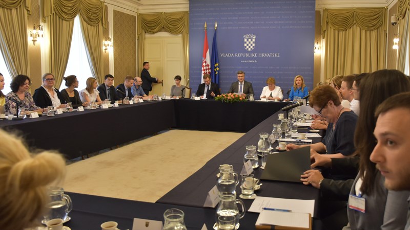 „Želimo mladima omogućiti bolju startnu poziciju“, poručio je predsjednik Vlade na sjednici Savjeta za mlade